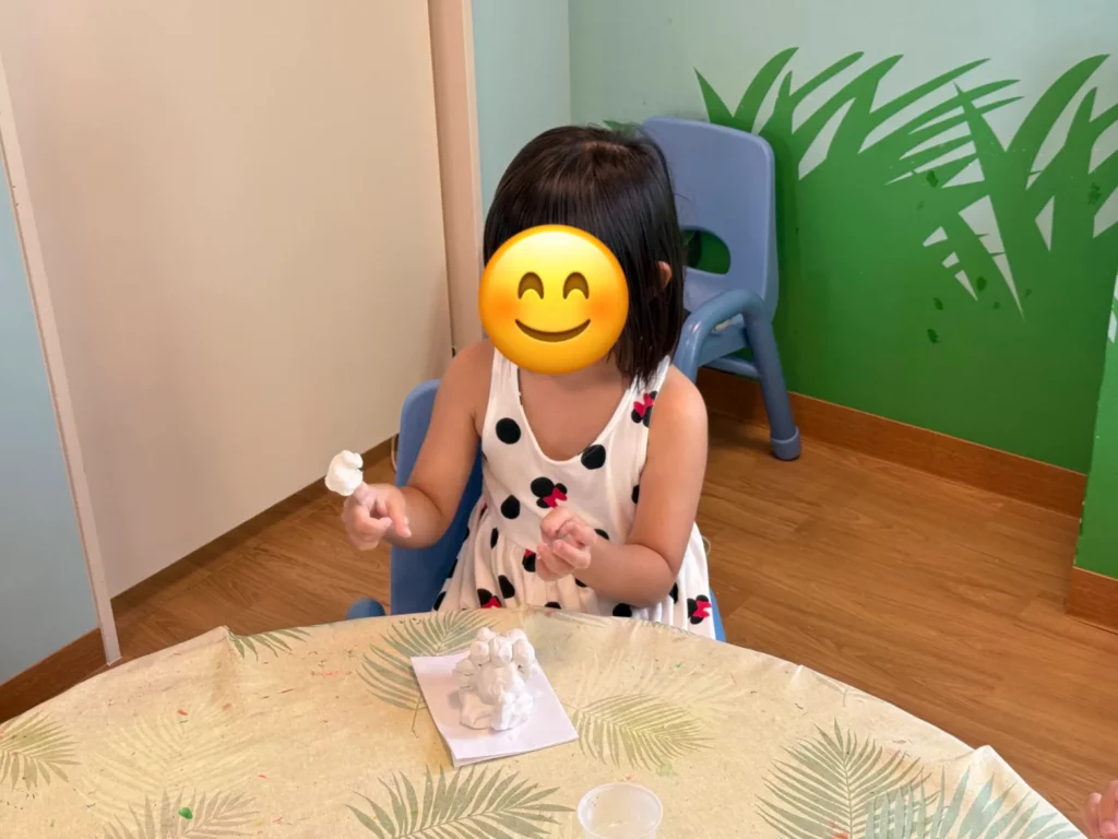 フサキビーチリゾート ホテル&ヴィラズの託児所AYAPANIで遊んでいる子供を撮影した写真1