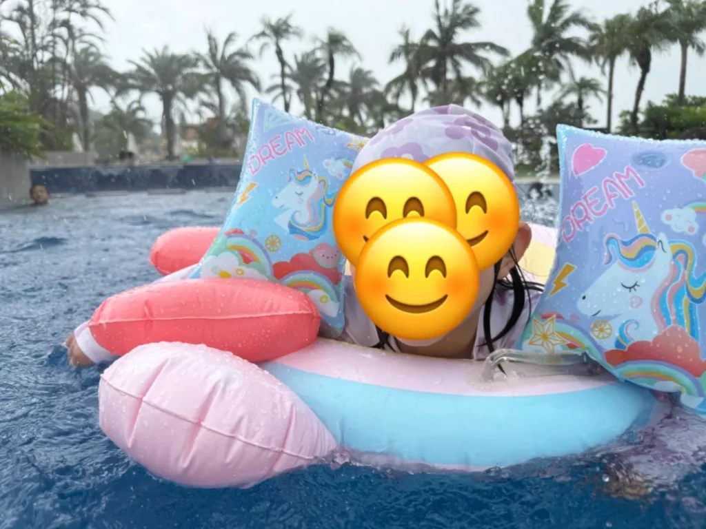 フサキビーチリゾート ホテル&ヴィラズのプールで雨の中遊ぶ子供を撮影した写真