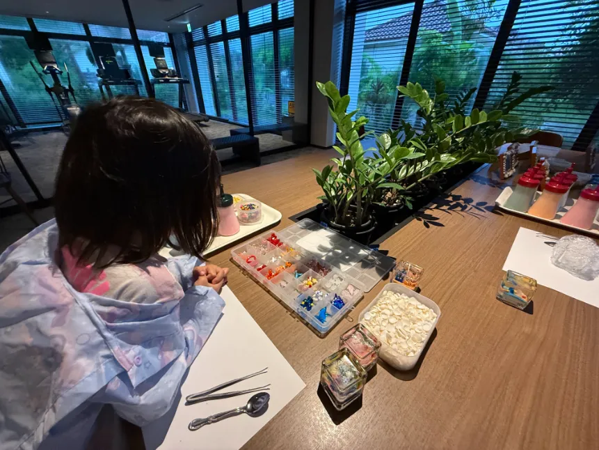 フサキビーチリゾート ホテル&ヴィラズのキャンドル作りのイベントで遊ぶ子供を撮影した写真