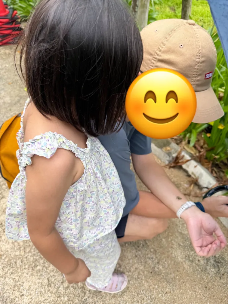 フサキビーチリゾート ホテル&ヴィラズにいたヤドカリと遊ぶ子供を撮影した写真1