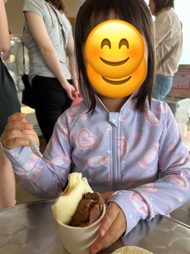 ミルミル本舗でアイスを食べる子供を撮影した写真