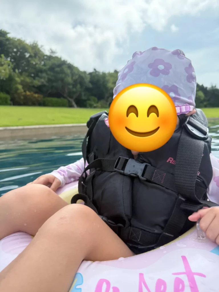 星野リゾート星のや竹富島のプールで遊ぶ子供を撮影した写真2