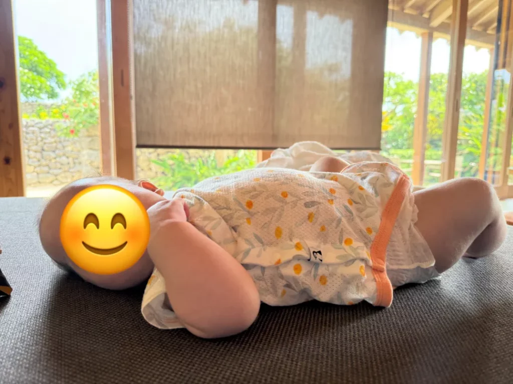星野リゾート星のや竹富島の部屋でくつろぐ赤ちゃんを撮影した写真