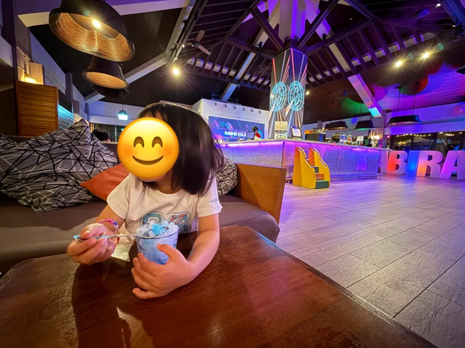 クラブメッド・石垣島カビラのバーでかき氷を食べる子供を撮影した写真