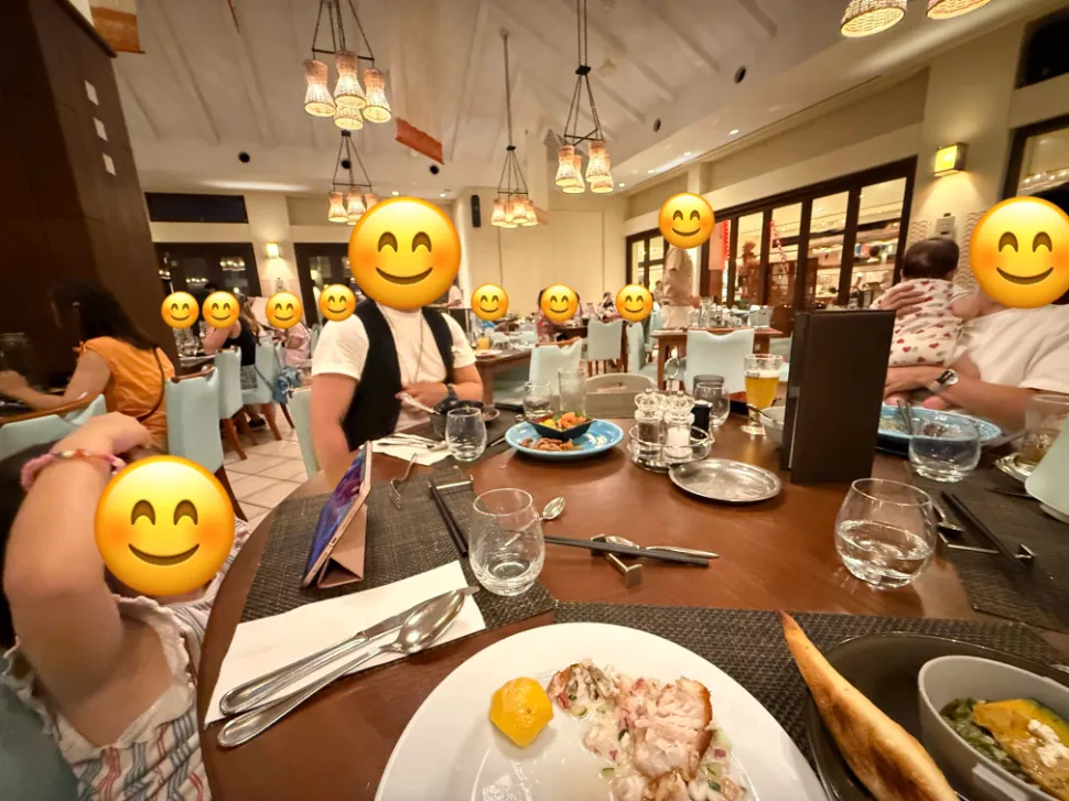 クラブメッド・石垣島カビラのレストランでG.Oとご飯を食べる様子を撮影した写真